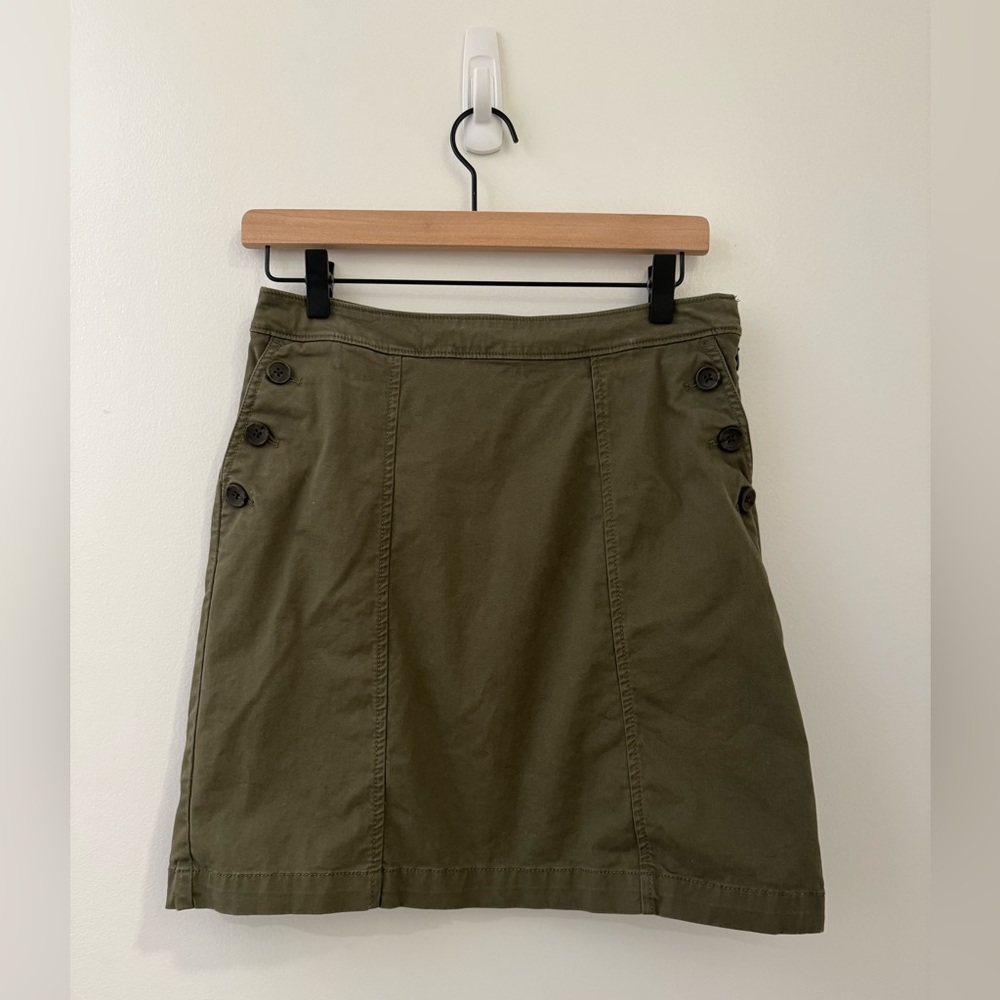 Green skirt with pockets